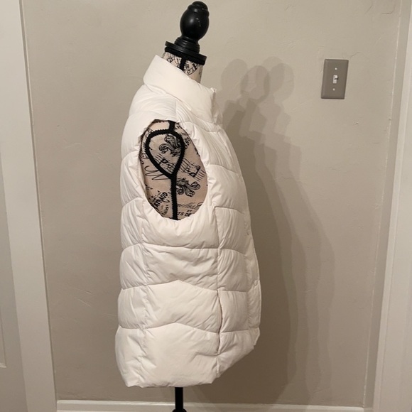 EUC Gap white spring/fall puffy vest - Picture 3 of 6